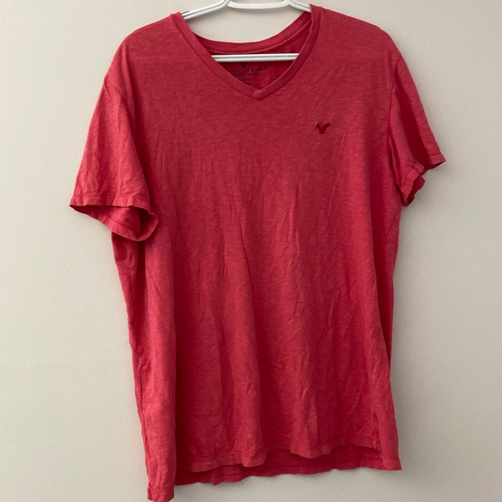 AE Legend V-Neck T-Shirt Size Large Coral
